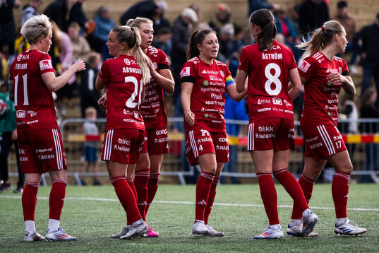 Piteås Josefin Johansson jublar med lagkamrater