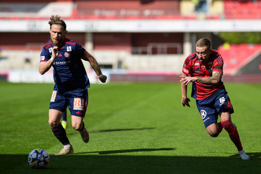 Sandvikens IFs Kasper Harletun och Östers Petar Petrovic