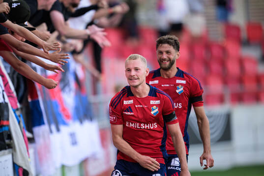 Östers Adam Bergmark Wiberg jublar efter 1-0