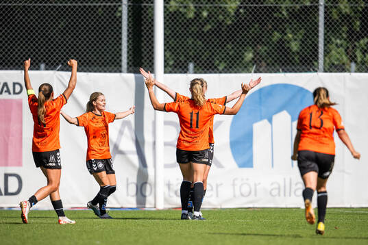 Kristianstads Hlin Eiriksdottir och Katla Tryggvadottir jublar