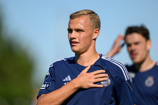 Gefles Gustav Friberg värmer upp innan fotbollsmatchen i