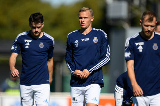 Gefles Gustav Friberg värmer upp innan fotbollsmatchen i