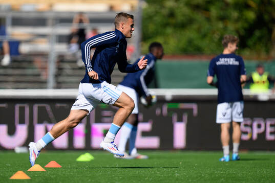 Gefles Gustav Friberg värmer upp innan fotbollsmatchen i