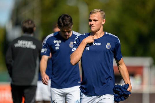 Gefles Gustav Friberg värmer upp innan fotbollsmatchen i