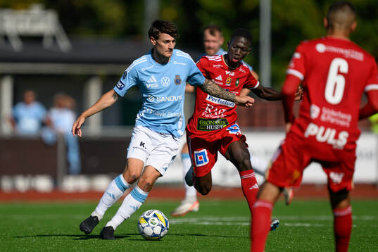 Gefles Adrian Edqvist och Skövde AIKs Mamadou Ousmane