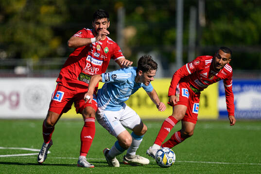 Skövde AIKs Shergo Shhab och Elmar Abraham mot Gefles