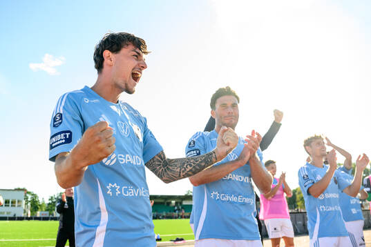 Gefles Adrian Edqvist jublar eftre fotbollsmatchen i