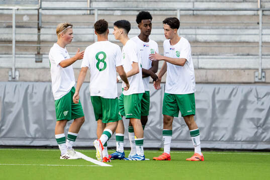 Hammarbys Berkay Gurcan (h) jublar ,ed lagkamraterna efter 1-2