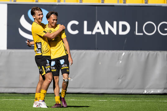 Elfsborgs Adam Wetterlov jublar med Stig Karlsson efter 2-2