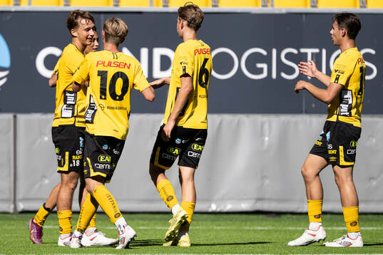 Elfsborgs Adam Wetterlov (v) jublar med lagkamrater efter 2-2
