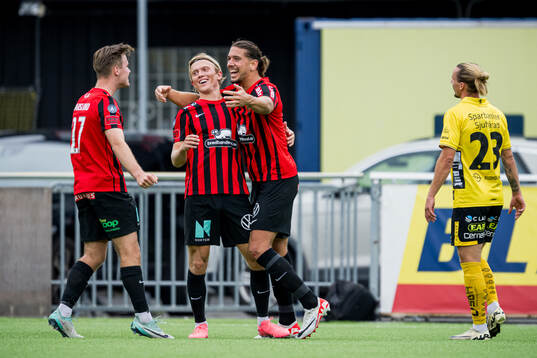 Brommapojkarnas Alexander Jensen och Nikola Vasic jublar efter 3-2