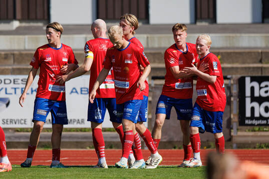 Tvååkers spelare jublar efter 1-0