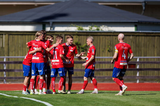 Tvååkers Lukas Paulsén jublar med laget efter 2-0