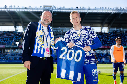 IFK Göteborgs Oscar Wendt uppmärksammas av IFK Göteborgs klubbdirektör Håkan Mild