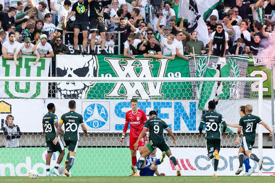 Hammarbys Jusef Erabi jublar över IFK Göteborgs  Gustav Svensson efter 0-1