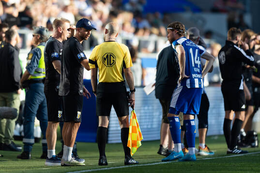 IFK Göteborgs spelarutvecklare Marcus Berg pratar med en assisterande domare