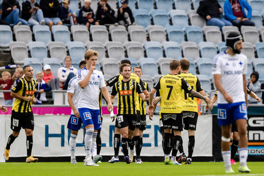 Häckens spelare jublar med Ali Youssef efter 1-1