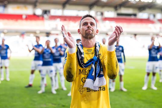 Trelleborgs målvakt Andreas Larsen jublar