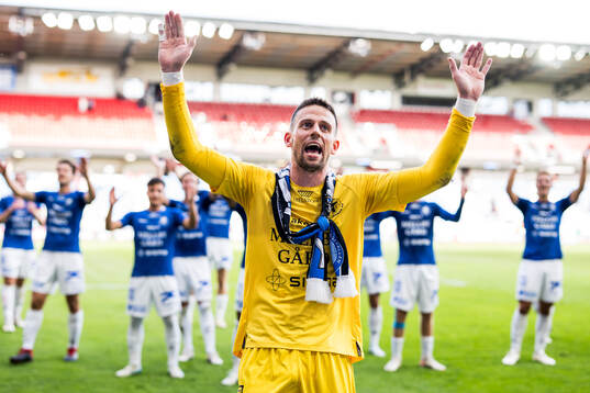 Trelleborgs målvakt Andreas Larsen jublar