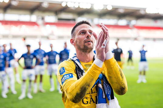 Trelleborgs målvakt Andreas Larsen jublar