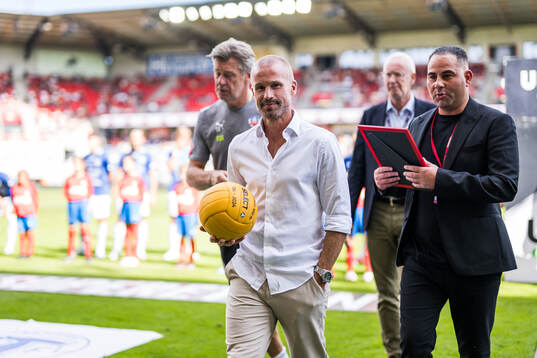 Helsingborgs assisterande tränare Sven Andersson och Christoffer Andersson mottager jubleumsbollen