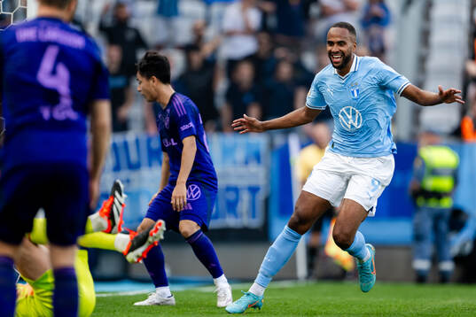Malmö FFs Isaac Kiese Thelin jublar efter 3-0 av Hugo Bolin, ej i bild, 