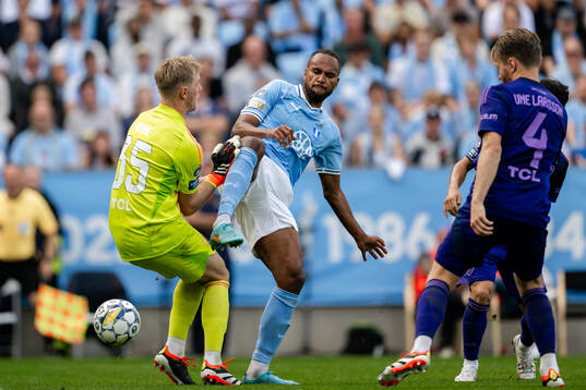 Djurgårdens målvakt Jacob Rinne och Malmö FFs Isaac Kiese Thelin