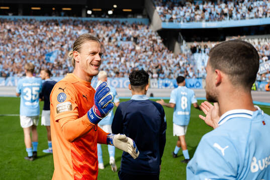 Malmö FFs målvakt Johan Dahlin jublar