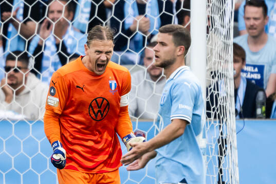 Malmö FFs målvakt Johan Dahlin jublar