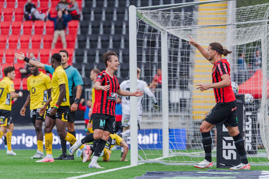 Brommapojkarnas Alex Timossi Andersson och Nikola Vasic jublar