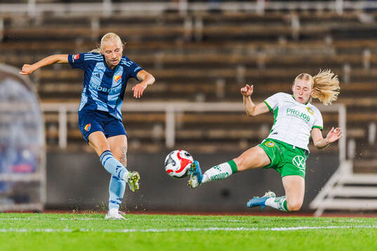 Djurgårdens Stinalisa Johansson och Hammarbys Emilie Joramo