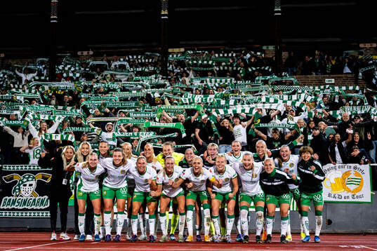 Hammarbys spelare jublar framför sina supportrar
