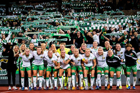 Hammarbys spelare jublar framför sina supportrar