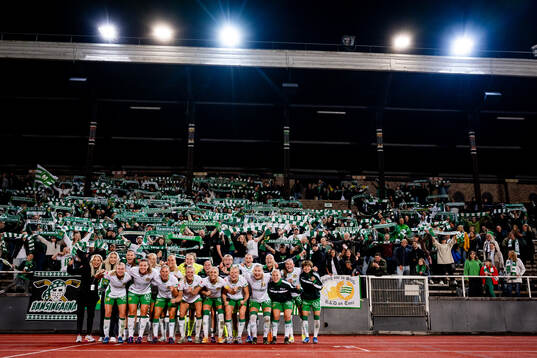 Hammarbys spelare och supportrar jublar