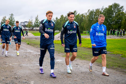 Marcus Holmgren Pedersen, Patrick Berg and fitness coach Bjørn Vidar Stenersen of the Norwegian national football team ahead of a training session on September 3, 2024 in Lillestrøm. 