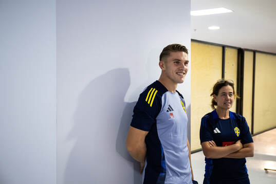 Viktor Gyökeres and media officer Petra Thorén of the