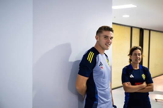 Viktor Gyökeres and media officer Petra Thorén of the