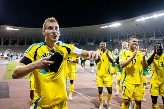 Dejan Kulusevski of Sweden celebrates