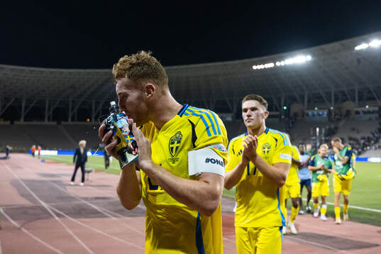 Dejan Kulusevski and Viktor Gyökeres of Sweden celebrate