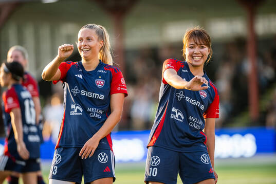 FC Rosengårds Olivia Holdt och Momoko Tanikawa jublar