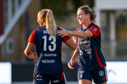 FC Rosengårds Olivia Holdt och Rebecca Knaak jublar