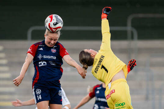 FC Rosengårds Emilia Larsson och Brommapojkarnas målvakt