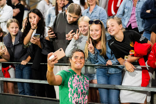 FC Rosengårds målvakt Eartha Cumings tar selfies med publiken