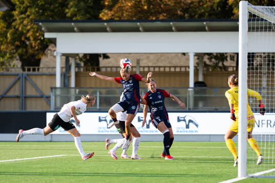 FC Rosengårds Olivia Holdt nickar