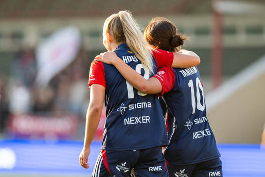 FC Rosengårds Olivia Holdt och Momoko Tanikawa jublar