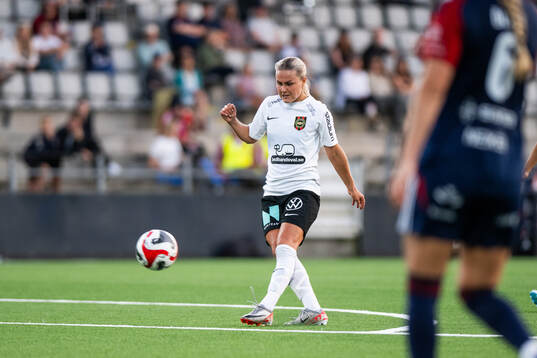 Brommapojkarnas Johanna Svedberg skjuter