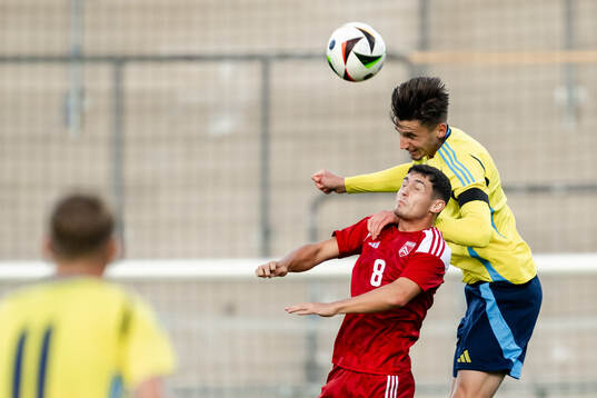 Kyle Clinton of Gibraltar and Noah Eile of Sweden