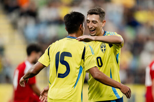 Matteo Perez Vinlöf and Jonas Rouhi of Sweden celebrate