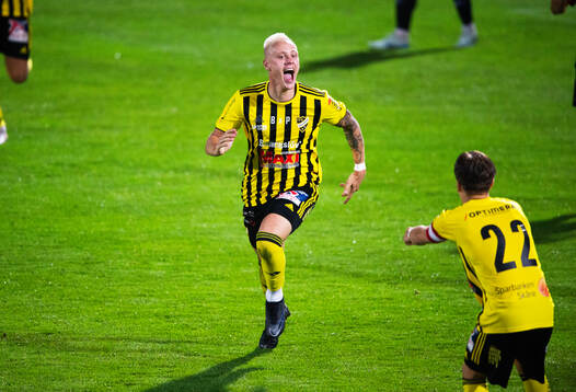 IFK Hässleholms Alexander Sjöström har gjort 2-0 och jublar i matchen i division 2 mellan IFK Hässleholm och FK Karlskrona 6 september 2024.