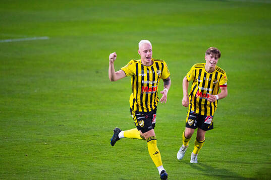 IFK Hässleholms Alexander Sjöström har gjort 1-0 och jublar i matchen i division 2 mellan IFK Hässleholm och FK Karlskrona 6 september 2024.